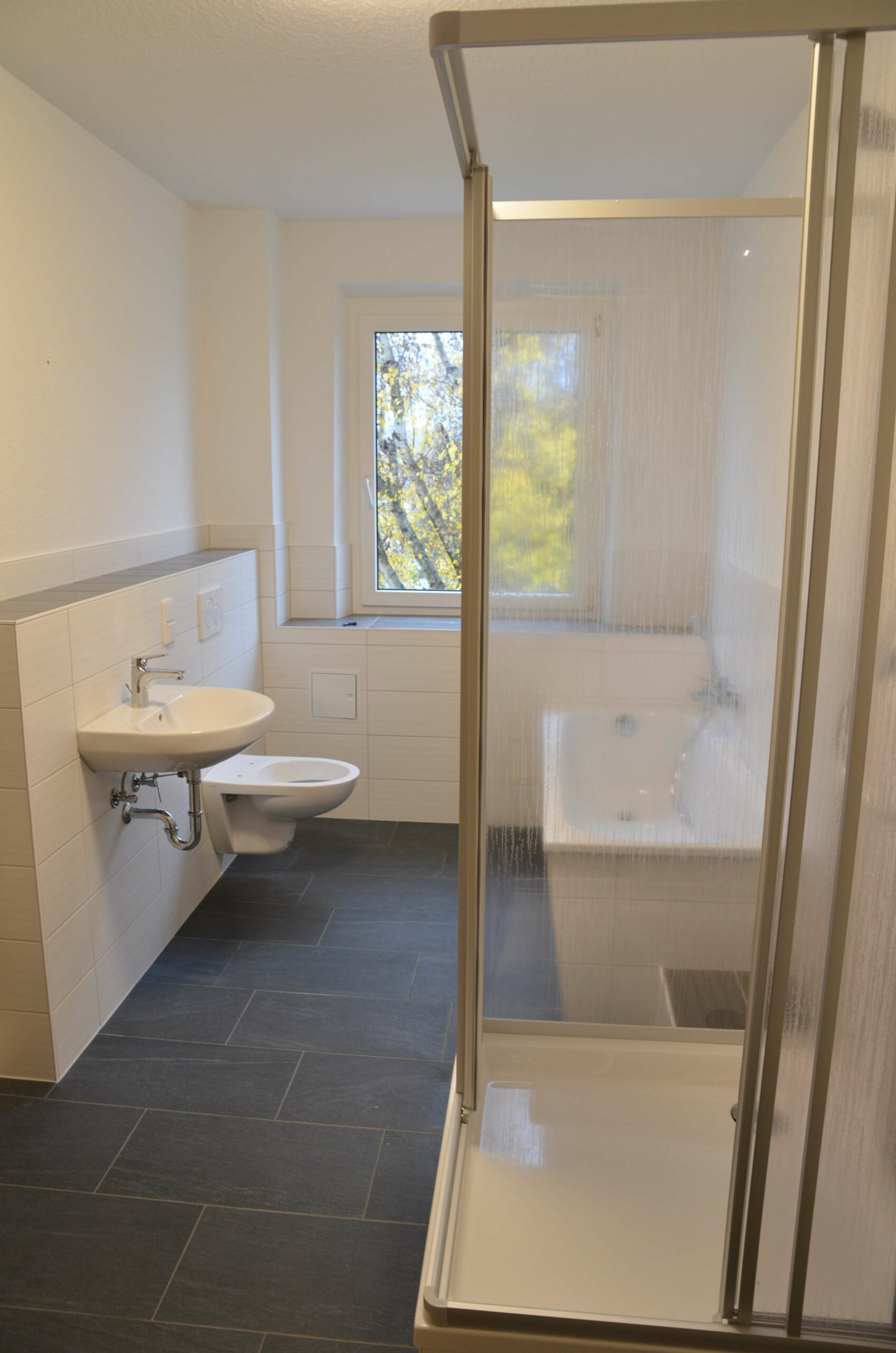 Wir sanieren für Sie! Individuell geschnittene 3-Raumwohnung mit offener Wohnküche - Badezimmer